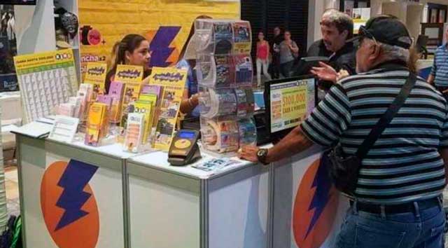 Jugador boricua comprando su boleto de lotería con fe y esperanza de ganar la lotería