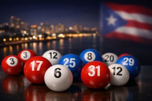 Bolas de Loto Cash y Revancha con números del 1 al 35, con la ciudad y la bandera de Puerto Rico al fondo, representando premios acumulados.