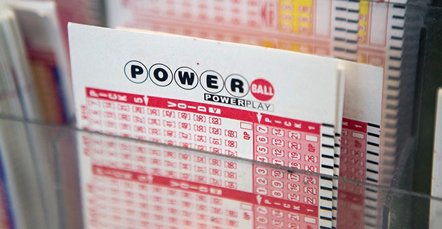 Hoja de jugada (playslip) de Powerball en Puerto Rico, mostrando las áreas para seleccionar los 5 números principales y el número Powerball rojo.